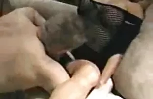 XXX باعث می شود یک کار ضربه برای دوست پسر خود و او یک ادم بیکار و تنبل است.