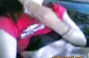XXX با شور و شوق استمناء بر روی زمین