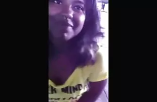 XXX ورزش ها در جوراب ساق بلند سفید در خودش را با انگشت