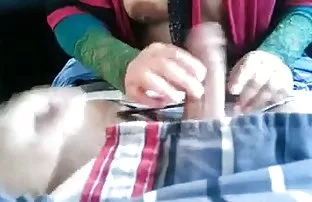 XXX گوساله جذاب نشان می دهد بدن او