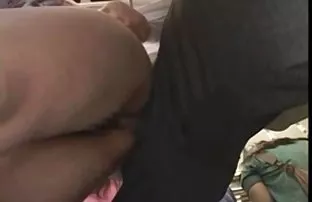 XXX لزبین جوان نوشیدن شیر مادر از دوست دختر باردار او