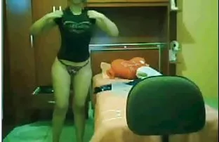 XXX یک هنرمند با سینه های کوچک تساوی برهنه
