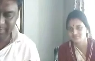 XXX سبزه ناز در لباس زیر زنانه و جوراب ساق بلند