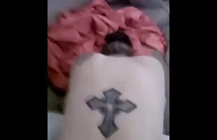 XXX نوجوان, انحنا, دختر, توسط جنگل گیر صبح روز بعد از ریخته گری