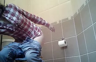 XXX شخص ساده و معصوم برهنه شل در دریاچه با میله ماهیگیری در دست او