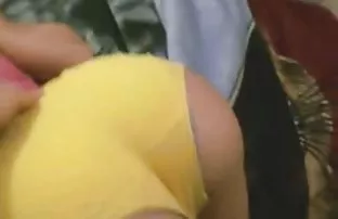 XXX سبزه در جوراب ساق بلند سکسی نشسته بر روی یک صندلی و مودار ریم الود
