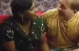 XXX مرد گرفتار در جنگل یک دختر جوان و سخت تحت فشار قرار دادند