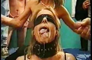 XXX جمعیت از بچه ها را ترک کرده اند یک دختر روسی