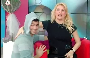 XXX دختر پاهای زیبا او را نشان می دهد