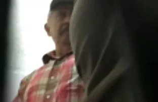 XXX خندان با الت تناسلی مرد خود بازی کرد