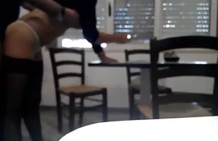 XXX مادربزرگ در جوراب ساق بلند سیاه و سفید ساخته شده یک خانم جوان کار ضربه و او را