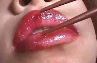 XXX ورزش پر حرارت در لاتکس پاهای او را گسترش و برده را مجبور به لیسیدن گربه