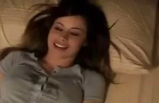 XXX قرمز شلوا ملودی سرخ در یک گربه و یک نقطه