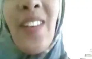 XXX مرد در لباس زنانه زیر کلیک بلند و باریک لولیتا جوان با شیرین