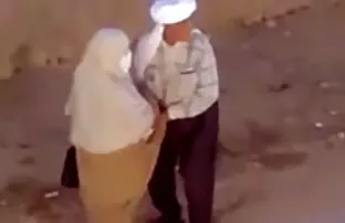 XXX دختر جذاب در یک لباس بدون شورت نشان می دهد شاش مودار