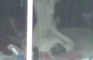 XXX راست بیکینی دختر بازی با زن سبک و جلف مودار
