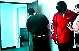 XXX اغوا کننده دختر جوان ورزش ها می شود توسط پدرش ضرب دیده