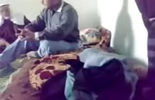 XXX متقاعد یک جوجه خالکوبی با یک ناحیه تناسلی مودار برای به دست آوردن آویزان از خیابان