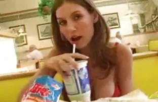 XXX ورزش ها در زرد بیکینی رقص رقص برهنه