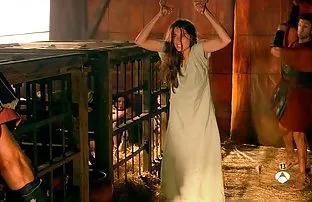 XXX شلخته نانسی را گسترش پاهای او را در جوراب ساق بلند سیاه و سفید و شاش او