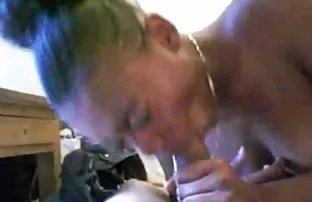 XXX دختر مضطرب انگشت بنده خود را دیک در کفش لگد