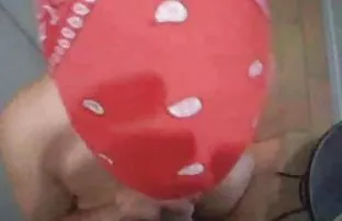 XXX زرق و برق دختر در جوراب ساق بلند صورتی سکسی نما در اتاق خواب