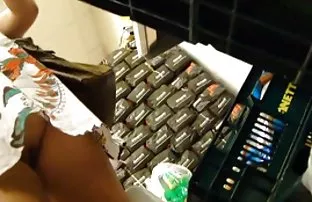XXX عکاس باعث می شود عکس های مستهجن از سبزه در زیر بادبادک