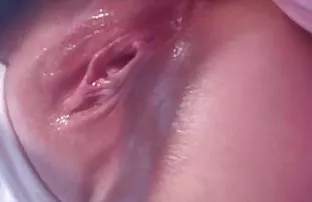 XXX جوجه درایوهای آلت تناسلی مرد به یک سوراخ مودار