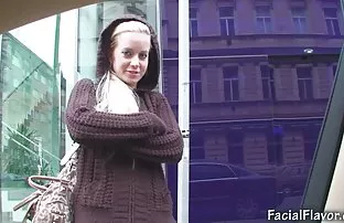 XXX دختر زیبا با یک دهان آبیاری رابطه جنسی با پدر