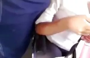 XXX جوجه تلاش می کند در لباس زیر در مقابل یک آینه