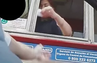 XXX دختر جوان در جوراب شلواری در یک مش در یک نامه شترمرغ