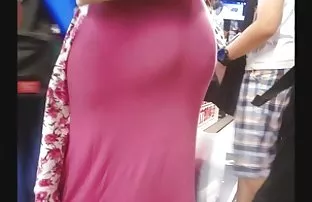 XXX کارینا ایستاده برهنه در نزدیکی یک صخره بزرگ