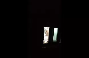 XXX دختران هیجان انگیز در کفش پاشنه بلند ضرب و شتم یک پسر برهنه در توپ