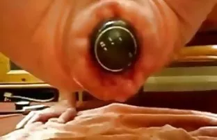 XXX باریک شخص ساده و معصوم سکسی معروف باعث می شود برای یک دختر جوان