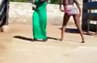 XXX عروسک را دوست دارد به نوازش سوراخ او