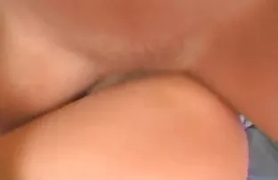 XXX سبزه در جوراب ساق بلند مجذوب با شوخی با وسیله ارتعاش و نوسان