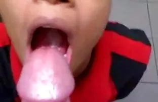 XXX سبزه دوست داشتنی توسط رودخانه