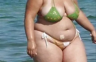 XXX یک دختر خوش تیپ در یک ماسک
