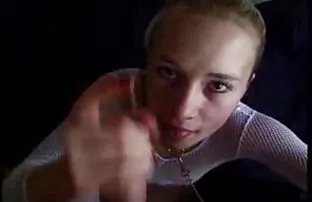 XXX جوجه بسیار زیبا در یک همدم برهنه