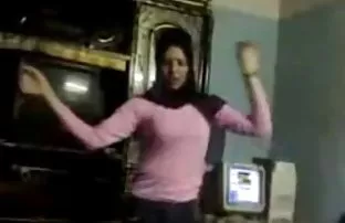 XXX سبزه به آرامی اذیت کردن چوچوله با انگشت
