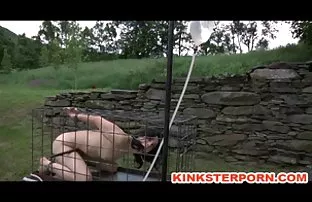 XXX شخص ساده و معصوم تیره با خالکوبی حرکت بدن سکسی و برهنه ته قنداق تفنگ آبدار