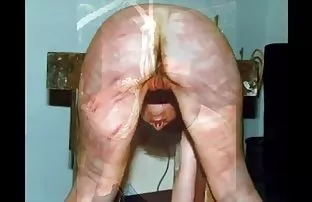 XXX شخص ساده و معصوم سکسی دروغ بر روی تخت و سرگرم با زن سبک و جلف تراشیده